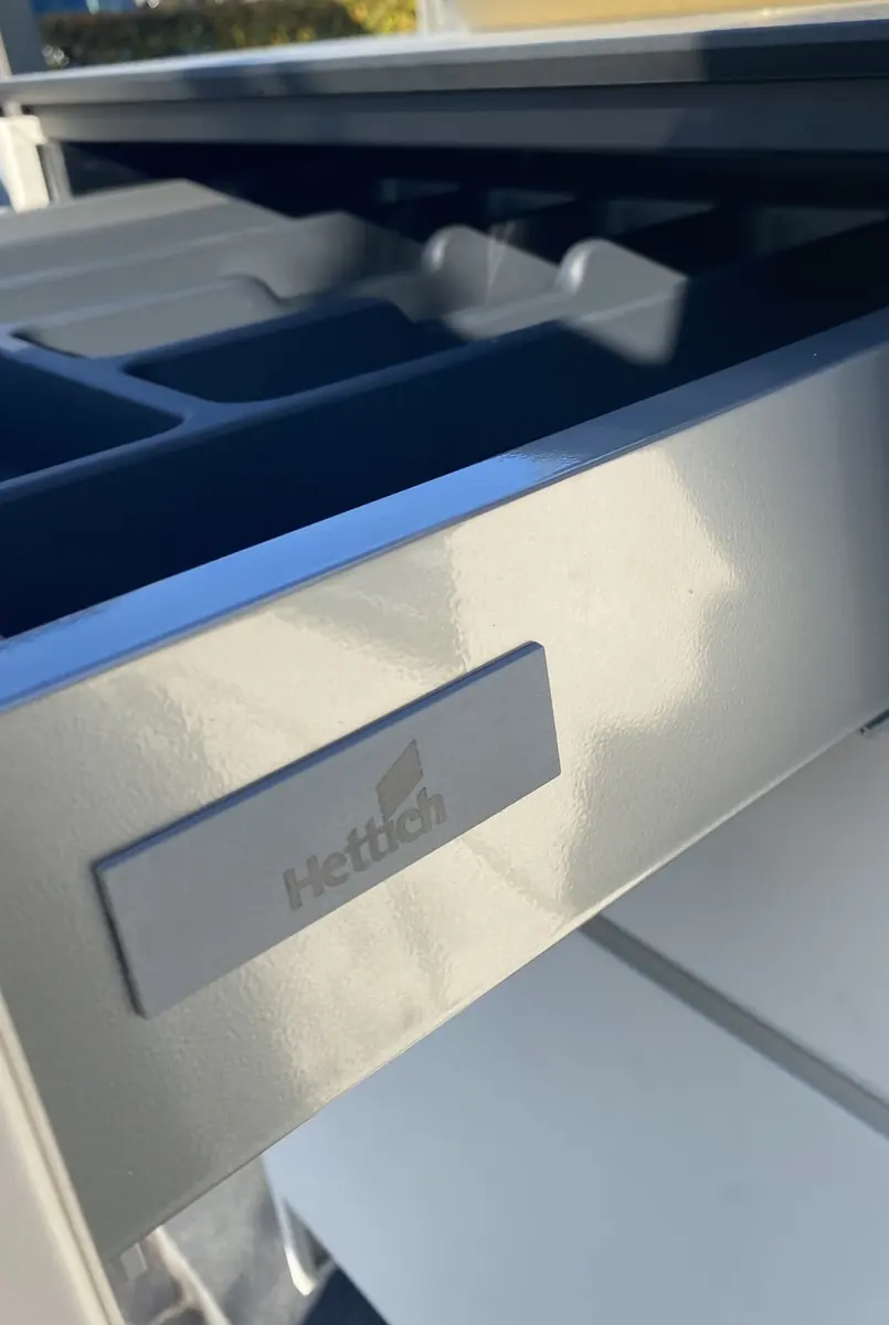 Close-up van een lade met Hettich-beslag