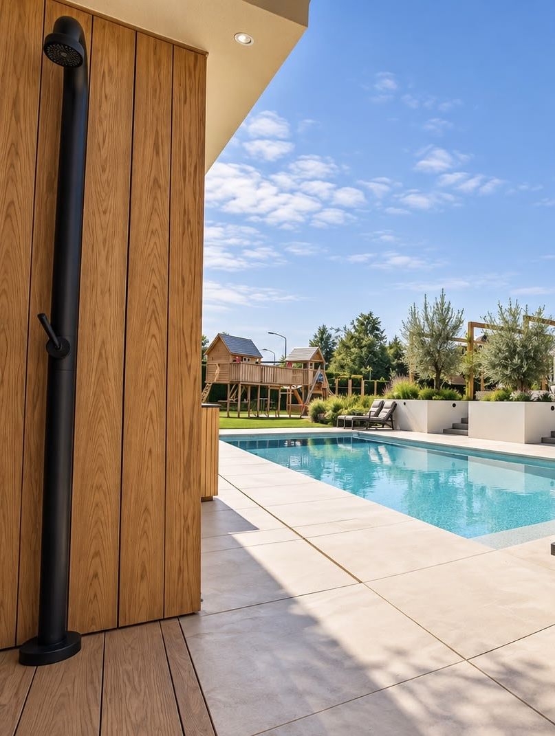 Buitendouche aan het houten poolhouse naast het zwembad