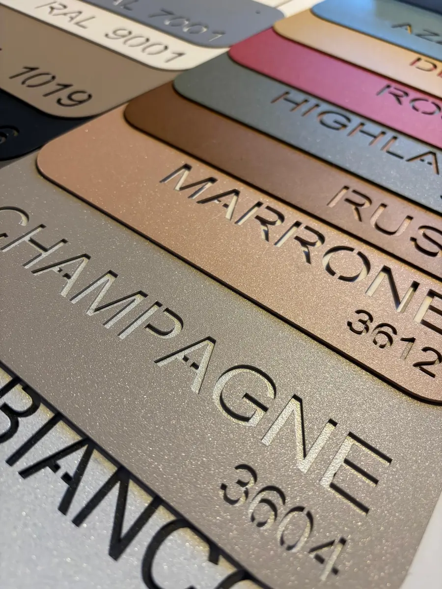 Close-up van premium poedercoating stalen Champagne, Bianco 3604 en Marrone 3612