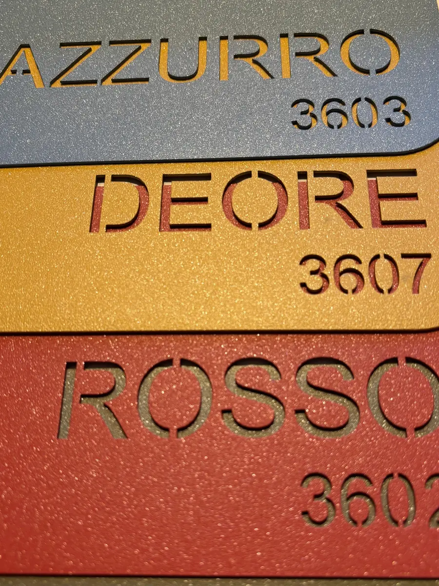 Close-up van premium poedercoating stalen Azzurro 3603, Deore 3607 en Rosso 3602