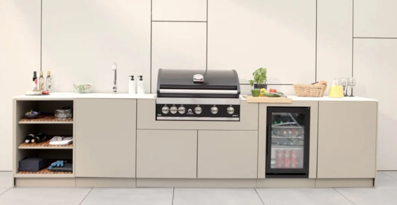 Crème buitenkeuken met inbouwbarbecue en koelkast