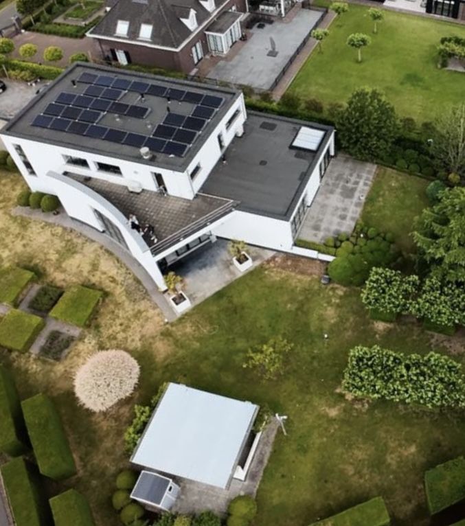 Luchtfoto van de woning en de ruime tuin